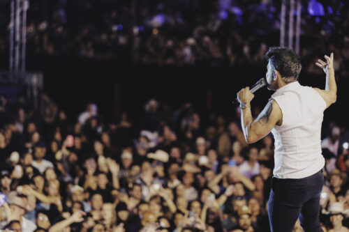 Zezé Di Camargo emociona público na abertura da Festa do Peão de Monte Sião