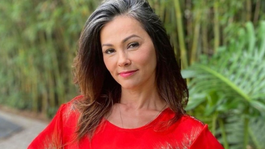 Suzana Alves anuncia autobiografia em trilogia e revela bastidores de Tiazinha