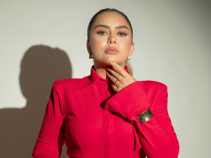 Fios naturais ganham espaço e reduzem retoques na estética