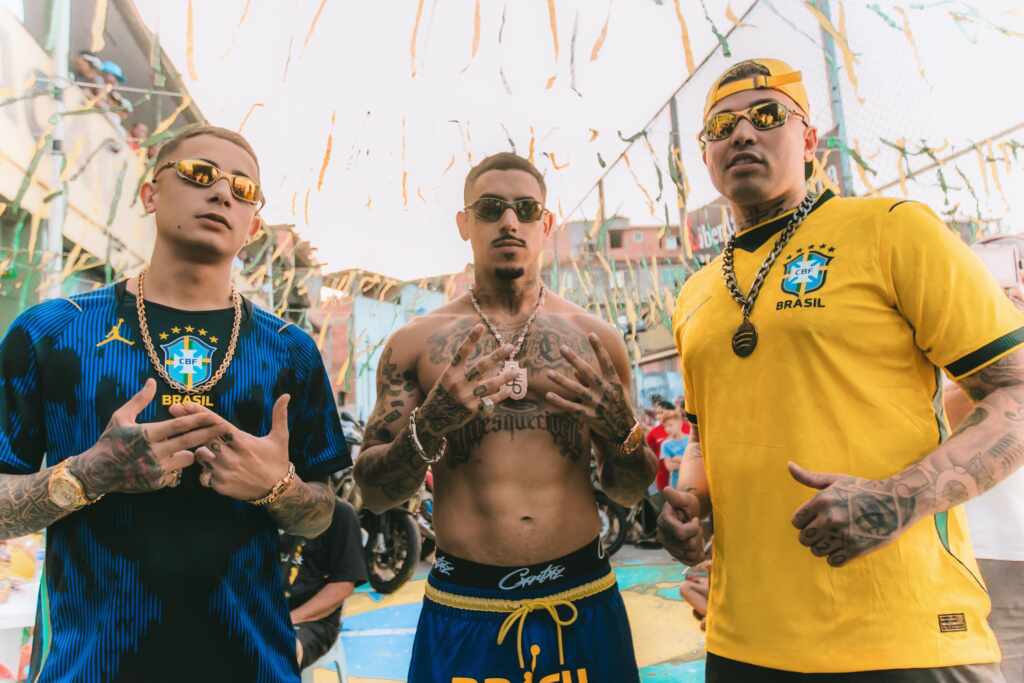 MC Hariel, MC PH e MC Marks lançam “BRASIL”, funk com clima de torcida e identidade popular