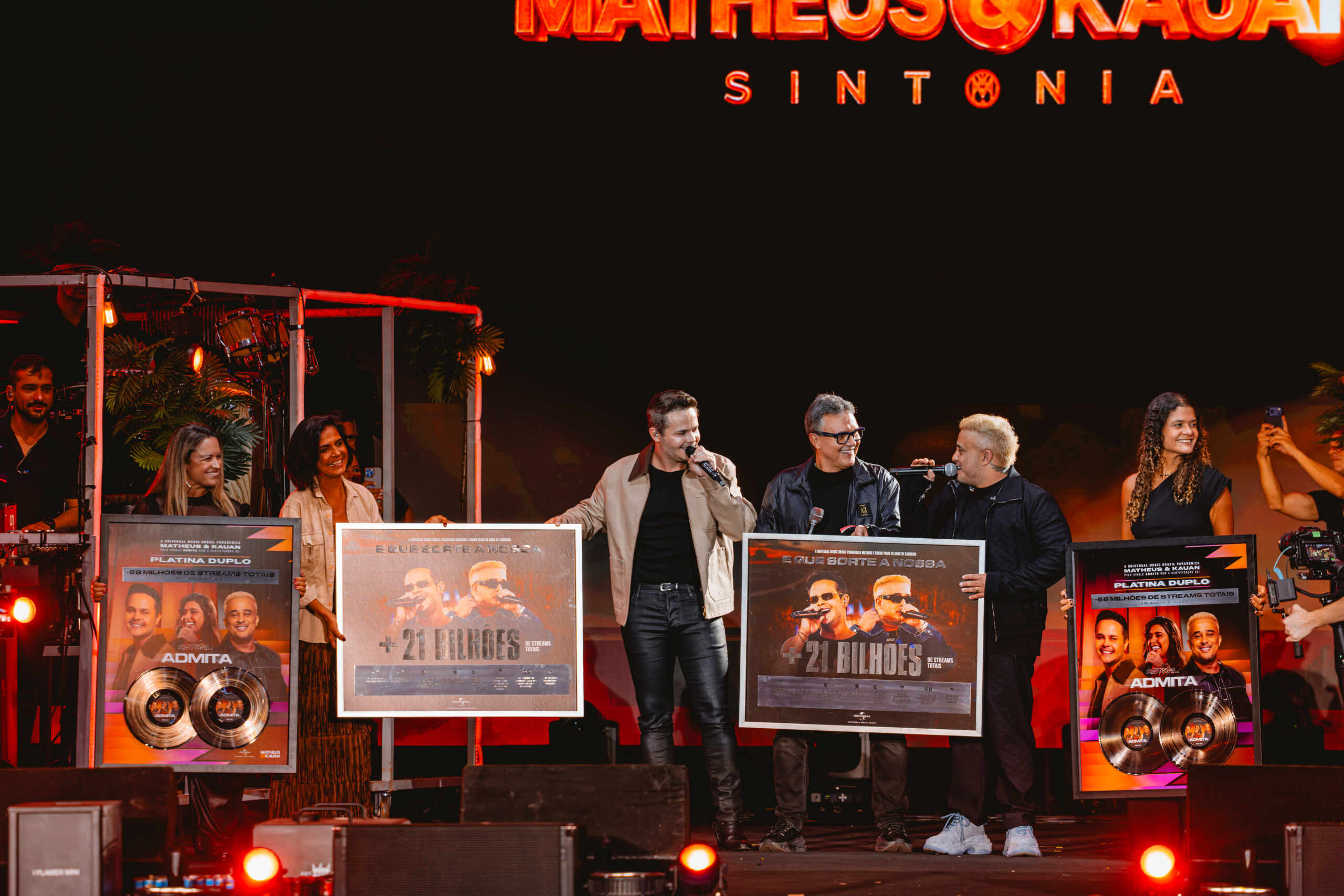 Matheus & Kauan emocionam fãs ao receber certificado por 21 bilhões de streams durante show histórico na Agropecuária de Goiânia 17 IMG 3533 scaled
