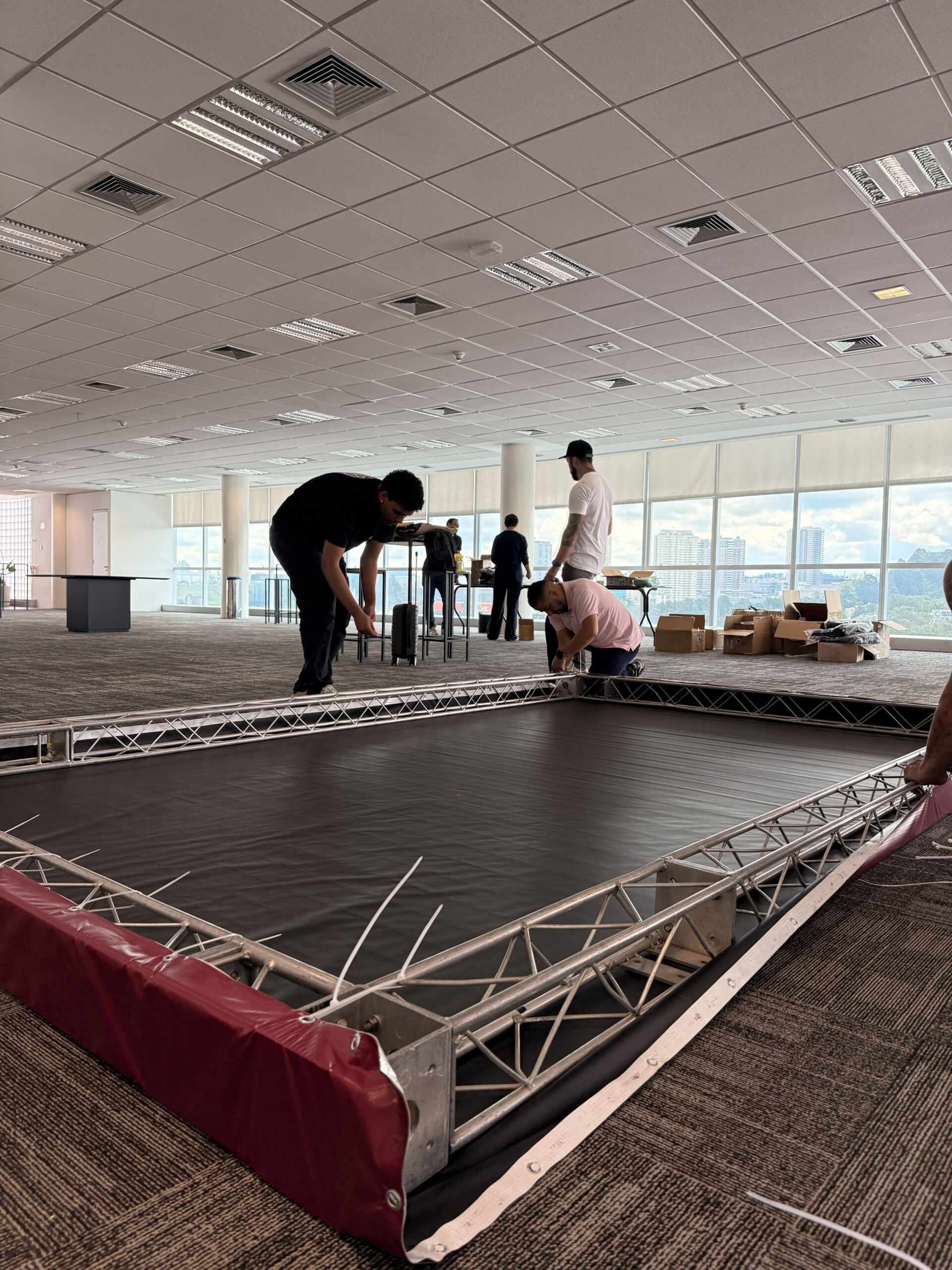 Equipe da Sete Dígitos montando estrutura de palco para eventos corporativos em São Paulo