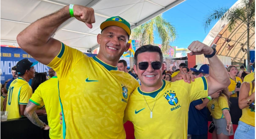 Belutti prestigia vitória do Brasil na Casa Rede Ronaldo ao lado da família Belutti e Junior Cigano – Créditos: Arquivo Pessoal