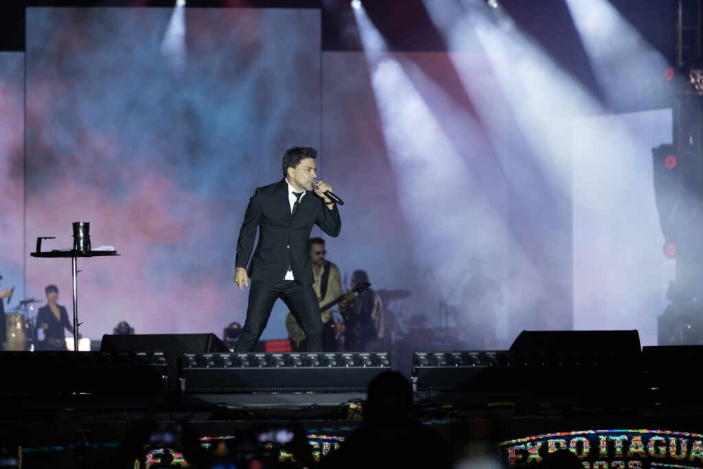 Zezé Di Camargo arrasta multidões em três shows e reúne mais de 100 mil pessoas em Curvelo (MG) IMG 2923